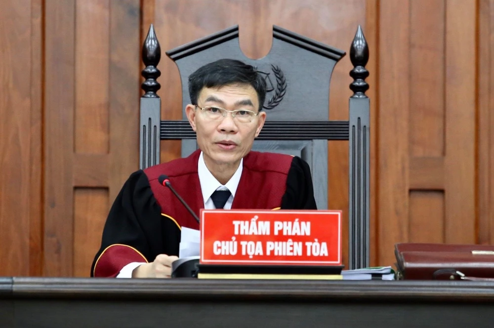 Thẩm phán chủ tọa thông báo phiên tòa chiều nay sẽ bị hoãn. Ảnh: MINH CHUNG Bà Nguyễn Phương Hằng vắng mặt, tòa hoãn xử; bà Đinh Thị Lan bật khóc tại tòa