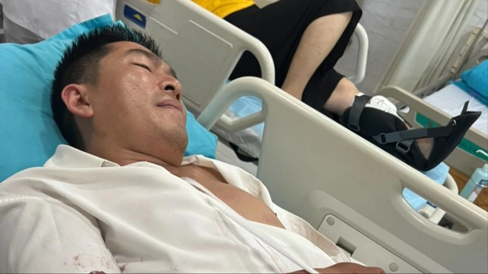Anh Võ Thành Luân được người nhà đưa đi cấp cứu và điều trị tại Bệnh viện Chấn thương chỉnh hình TP.HCM. 1 thẩm phán ở Lâm Đồng bị chém trọng thương