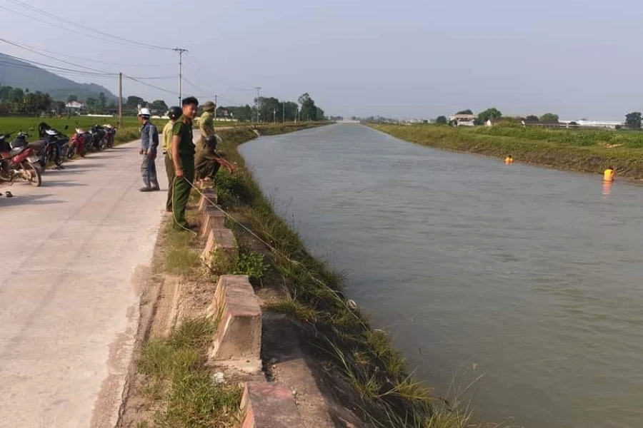 Công an vẫn đang xác minh vụ việc và tổ chức tìm kiếm Công an đang xác minh vụ việc bỏ đôi dép bên bờ sông cùng thư 'tuyệt mệnh'