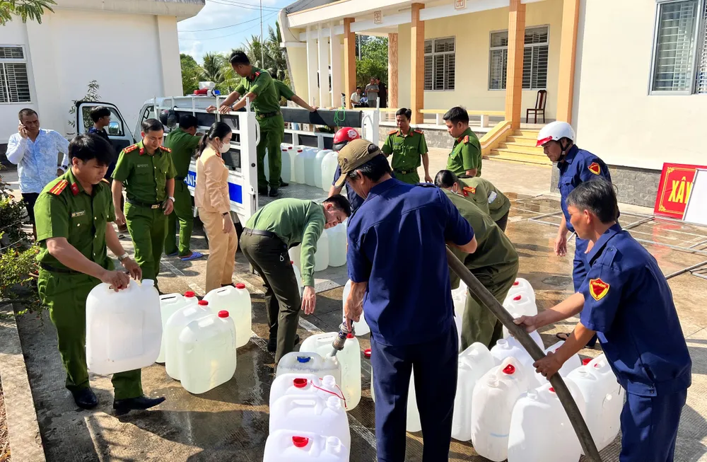 Lực lượng công an huyện Cần Giuộc, Long An cấp nước sạch cho người dân vùng hạ. Ảnh: HD Long An: Nhiều việc làm ý nghĩa giúp dân giải 'cơn khát' nước sinh hoạt