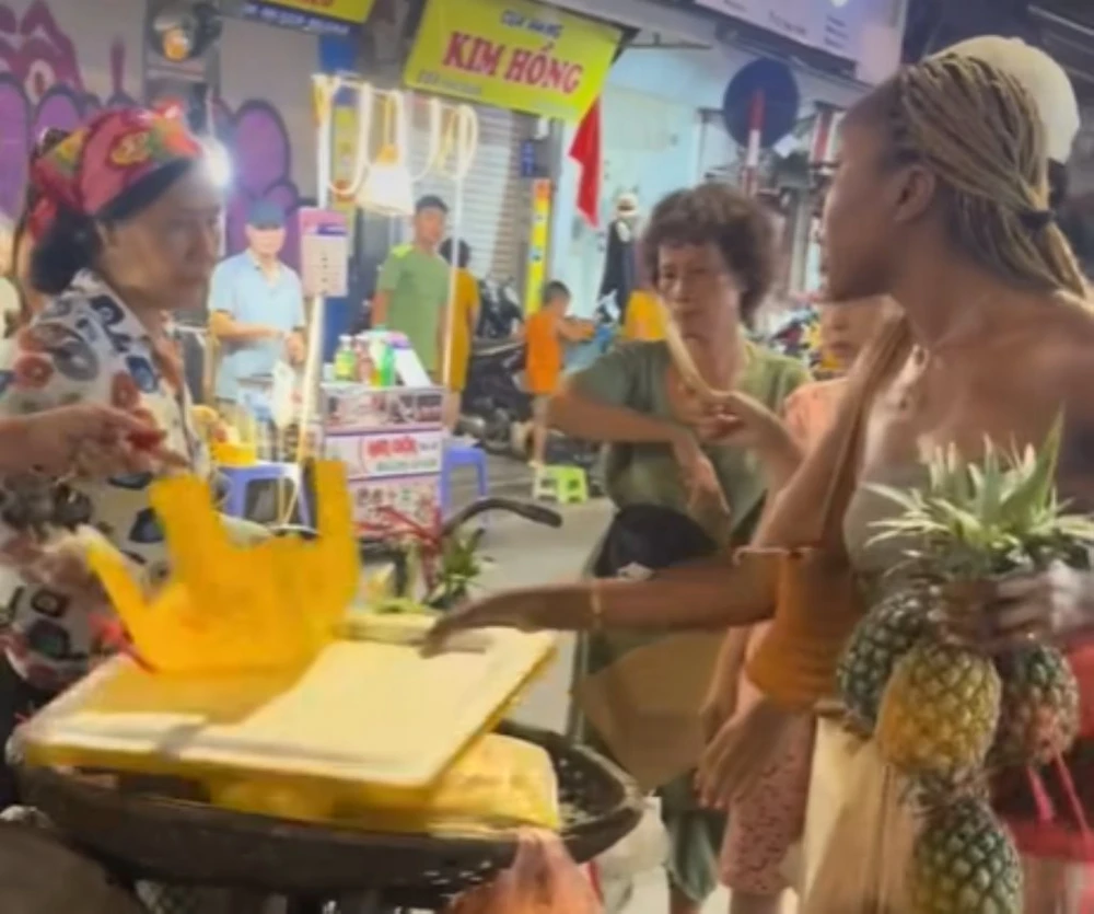 Công an truy tìm người bán 3 quả dứa cho 2 nữ du khách nước ngoài với giá 500.000 đồng