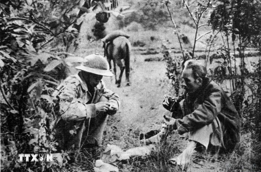 Một bữa cơm dọc đường trên đường đi công tác của Chủ tịch Hồ Chí Minh (1954). (Ảnh: TTXVN phát) chu-tich-ho-chi-minh-6-1630.jpg
