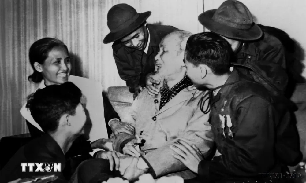 Chủ tịch Hồ Chí Minh với các Anh hùng, Dũng sỹ diệt Mỹ trong Đoàn đại biểu Mặt trận Dân tộc Giải phóng miền Nam Việt Nam, tại Phủ Chủ tịch, ngày 28-2-1969. Ảnh: TTXVN ttxvn-chu-tich-ho-chi-minh-10-9405.jpg