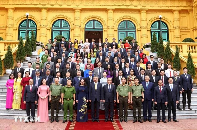 Chủ tịch nước Tô Lâm với các cán bộ Văn phòng Chủ tịch nước. (Ảnh: Thống Nhất/TTXVN) Chủ tịch nước