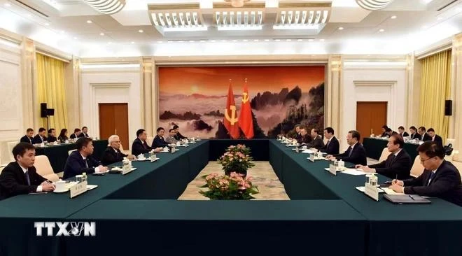 Trưởng Ban Tuyên giáo Trung ương Nguyễn Trọng Nghĩa hội kiến ông Vương Hộ Ninh, Ủy viên Thường vụ Bộ Chính trị, Chủ tịch Chính hiệp toàn quốc Trung Quốc. Ảnh:Thành Dương/TTXVN. ttxvn-viet-nam-trung-quoc3-5581.jpg.webp