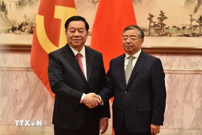 Trưởng Ban Tuyên giáo Trung ương Nguyễn Trọng Nghĩa với ông Lý Thư Lỗi, Ủy viên Bộ Chính trị, Bí thư Ban Bí thư, Trưởng Ban Tuyên truyền Trung ương Đảng Cộng sản Trung Quốc. Ảnh: Thành Dương/TTXVN. ttxvn-viet-nam-trung-quoc4-5151.jpg.webp