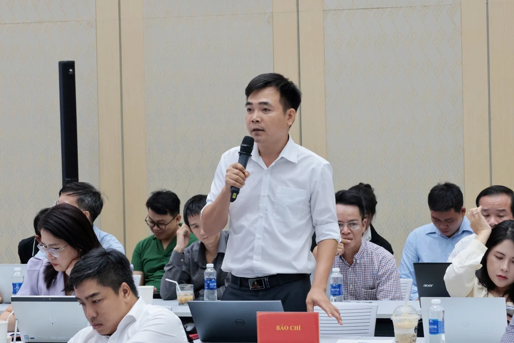 PV Lê Ánh, báo Pháp Luật TP.HCM đặt câu hỏi tại buổi giao ban báo chí. pv-bao-phap-luat-tphcm-dat-cau-hoi.jpg