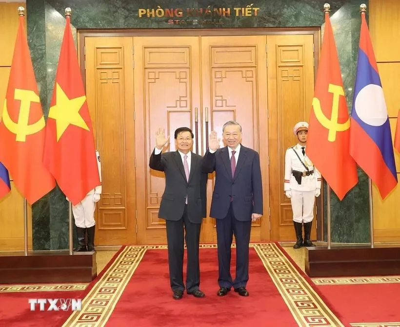 Tổng Bí thư, Chủ tịch nước Tô Lâm và Tổng Bí thư, Chủ tịch nước Lào Thongloun Sisoulith chụp ảnh chung trước khi hội đàm. (Ảnh: Trí Dũng/TTXVN) tong-bi-thu-tuyen-bo-chung.webp