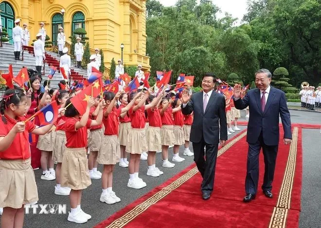 Tổng Bí thư, Chủ tịch nước Tô Lâm và Tổng Bí thư, Chủ tịch nước Lào Thongloun Sisoulith với thiếu nhi Thủ đô Hà Nội. (Ảnh: Trí Dũng/TTXVN) Tổng Bí thư