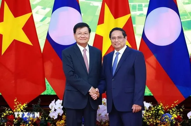 Thủ tướng Phạm Minh Chính hội kiến Tổng Bí thư, Chủ tịch nước Lào Thongloun Sisoulith. (Ảnh: Dương Giang/TTXVN) tuyen-bo-chung-4.webp
