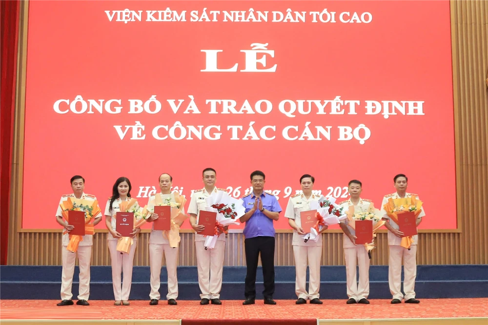 Ông Nguyễn Huy Tiến, Viện trưởng VKSND Tối cao, trao quyết định và tặng hoa chúc mừng các đồng chí được điều động, bổ nhiệm. Ảnh: VKSNDTC vksnd-toi-cao-2.jpg