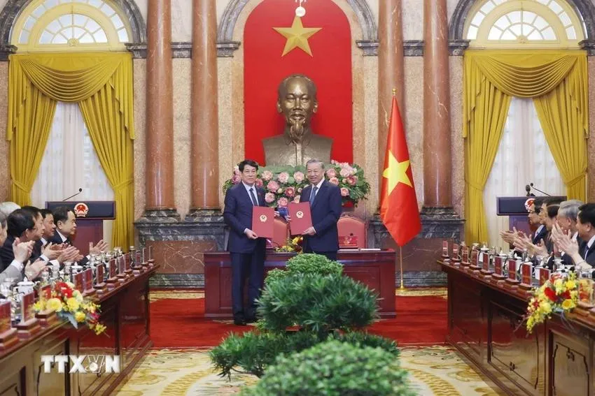 Tổng Bí thư Tô Lâm và Chủ tịch nước Lương Cường trao Biên bản bàn giao công tác của Chủ tịch nước. Ảnh: TTXVN Tổng Bí thư Tô Lâm và Chủ tịch nước Lương Cường chuyển sinh hoạt Đoàn ĐBQH