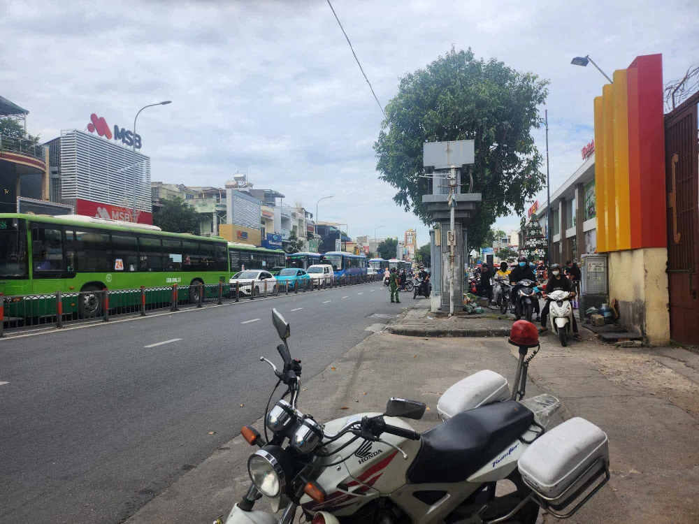 Nhiều người dân chạy ngược chiều trên đường Quang Trung. giao-thong-un-u-3.jpeg