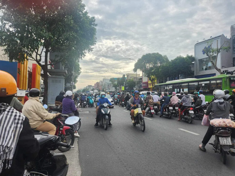 Tình trạng ùn ứ kéo dài 2 giờ đồng hồ. giao-thong-un-u-6.jpeg