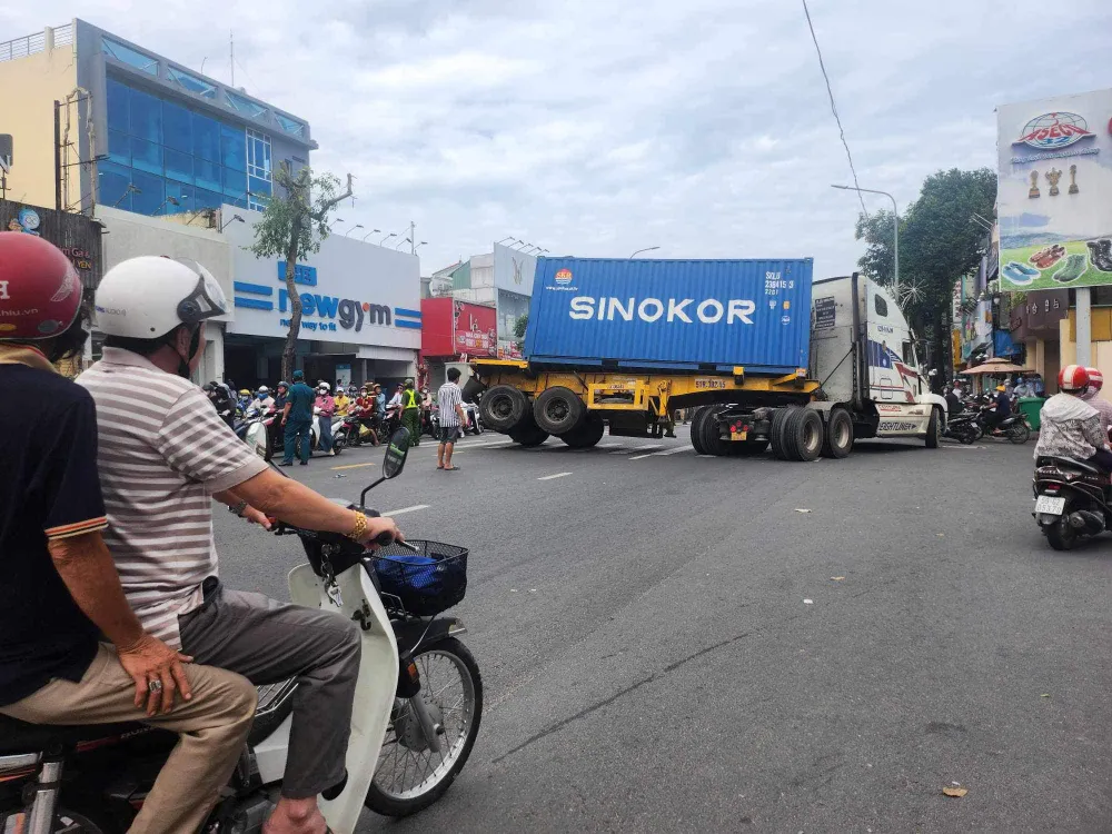 Container nằm giữa đường khiến cả khu vực bị ùn ứ giao-thong-un-u.jpeg