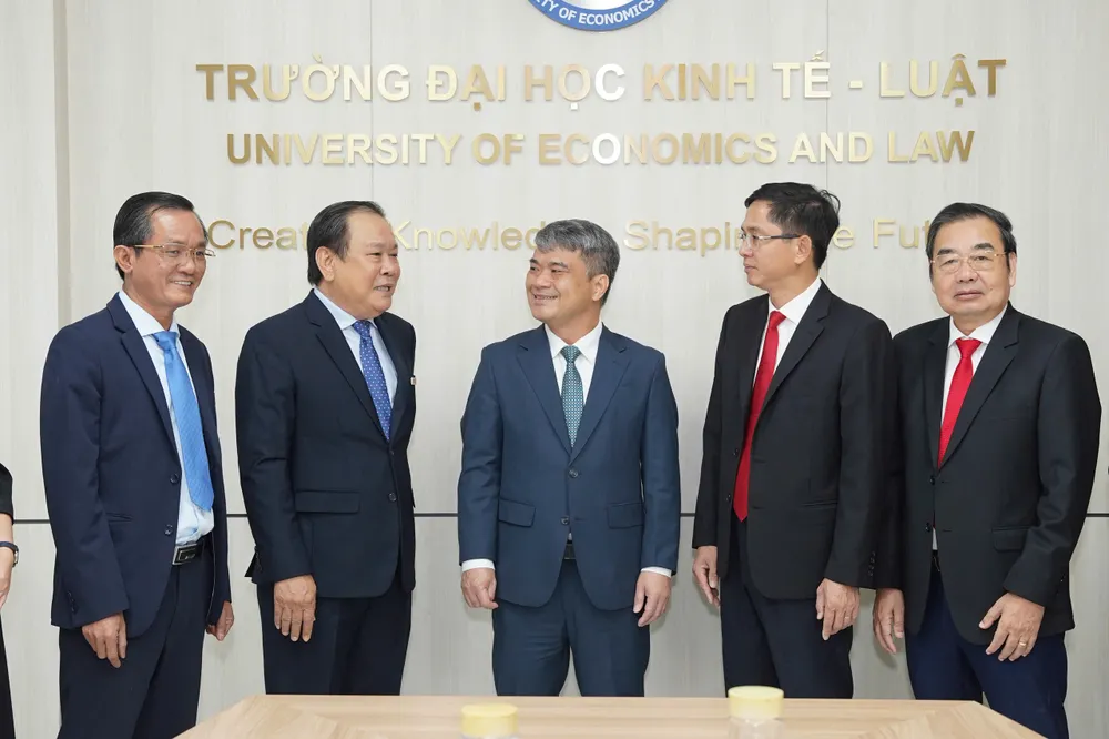 TS Nguyễn Thanh Tú (giữa), Thứ trưởng Bộ Tư pháp, Ủy viên Ban Chỉ đạo Trung ương về hoàn thiện thể chế, pháp luật và các đại biểu tham dự hội thảo. Ảnh: THUẬN VĂN