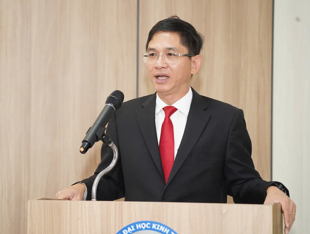 PGS.TS Hoàng Công Gia Khánh, Hiệu trưởng Trường ĐH Kinh tế - Luật, phát biểu khai mạc hội thảo. Ảnh: THUẬN VĂN