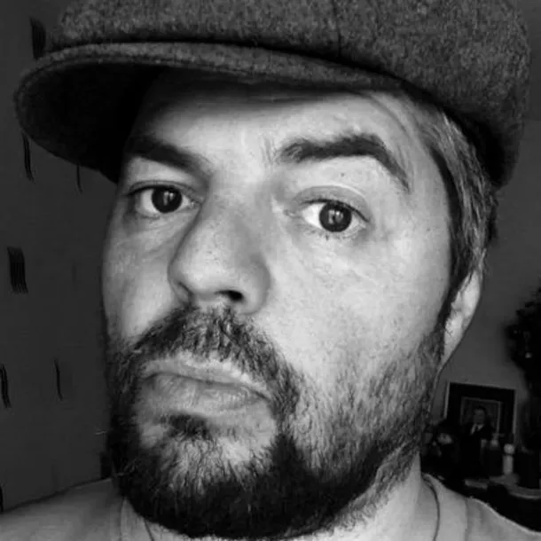 Một nghệ sĩ bị bắt giữ vì tội sạc iPhone trên tàu ảnh 1 Một nghệ sĩ bị bắt giữ vì tội sạc iPhone trên tàu ảnh 1