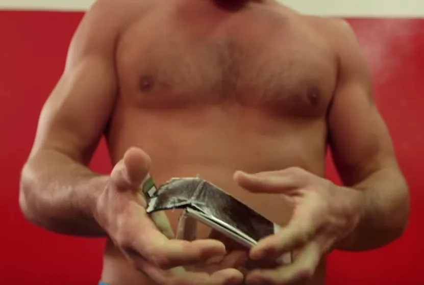 Liệu iPhone 6S có 'sống sót' sau cú đá ngàn cân? ảnh 5