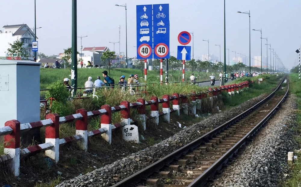 'Mải' lướt Facebook, một thanh niên bị tàu hỏa tông chết ảnh 1