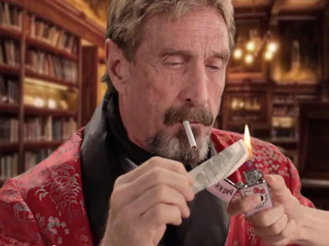 John McAfee hứa sẽ giải mã chiếc iPhone dùm FBI ảnh 1