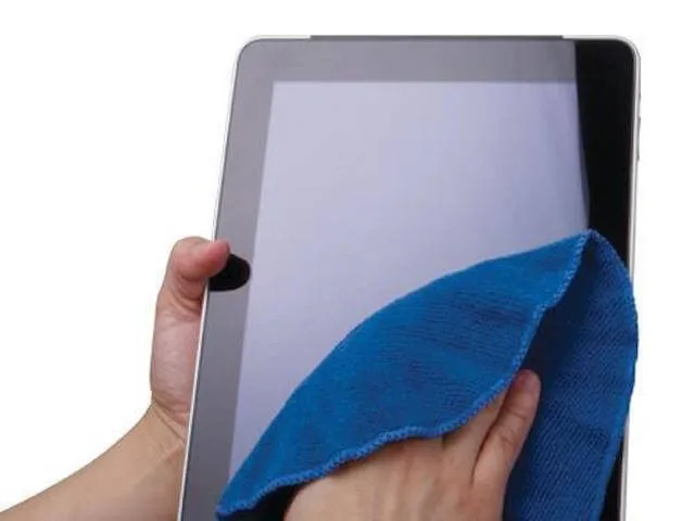 Đa số chúng ta đều lau chùi smartphone sai cách ảnh 1