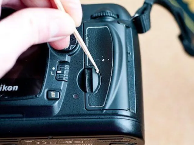 Đa số chúng ta đều lau chùi smartphone sai cách ảnh 3