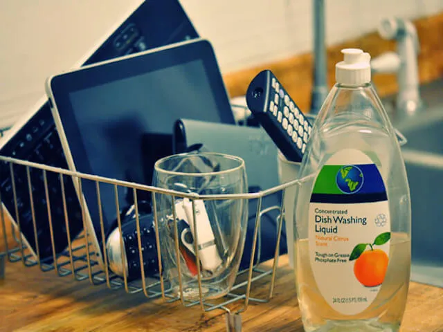 Đa số chúng ta đều lau chùi smartphone sai cách ảnh 2