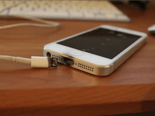 Có nên sử dụng smartphone khi đang cắm sạc? ảnh 4