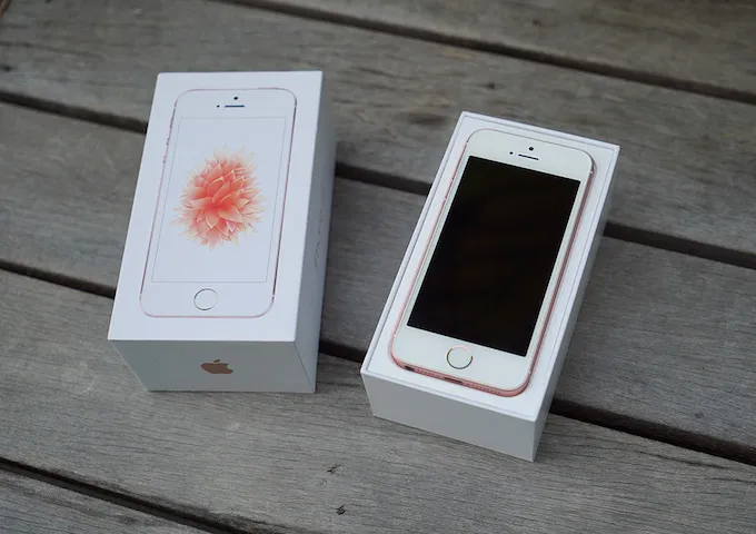 Đập hộp và trên tay nhanh iPhone SE ảnh 1