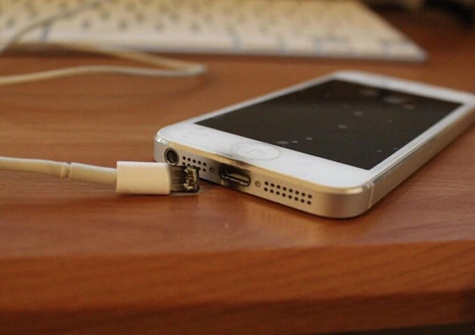 Bị điện giật chết vì sử dụng smartphone khi đang sạc ảnh 1