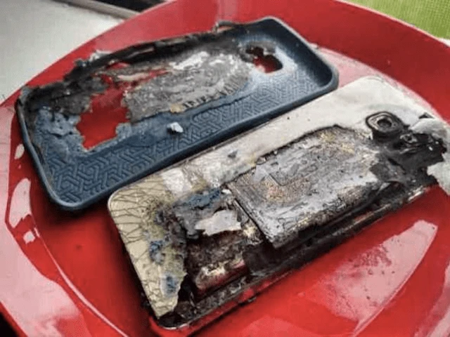 Samsung Galaxy S6 Edge Plus bất ngờ bốc cháy khi cắm sạc ảnh 1
