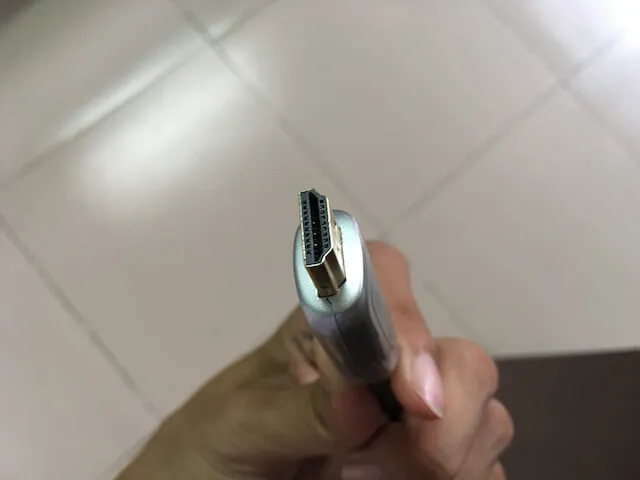 Cáp HDMI dỏm thường không sát