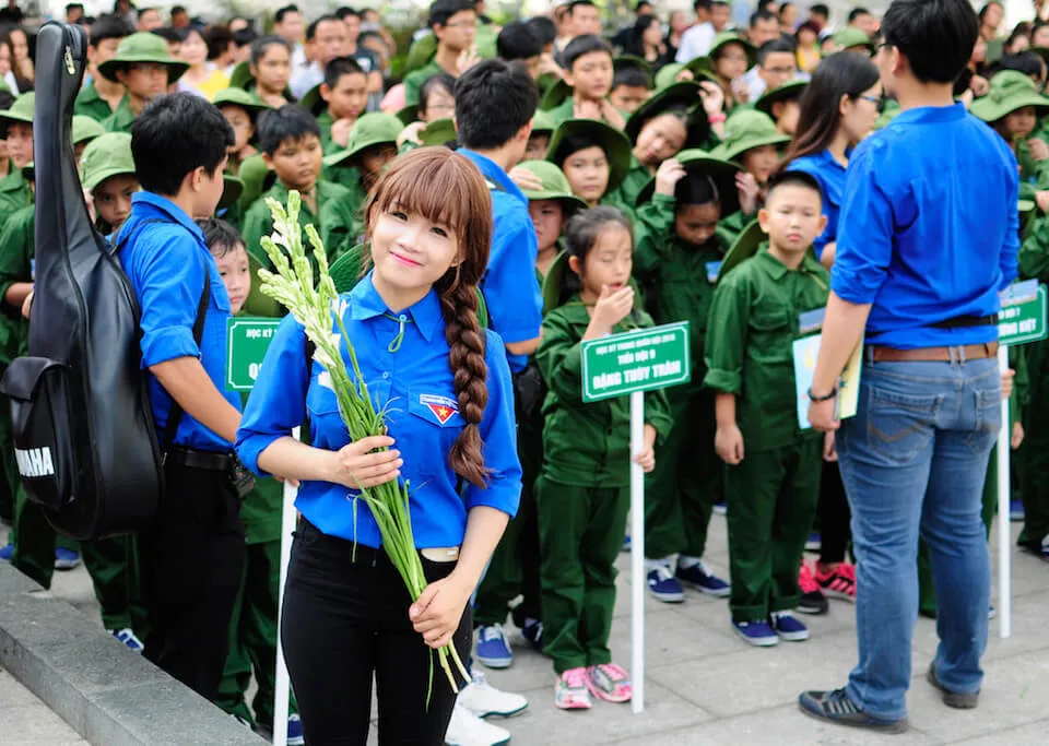 Các bạn bên Đoàn thanh niên hỗ trợ tích cực "chiến sĩ nhí"