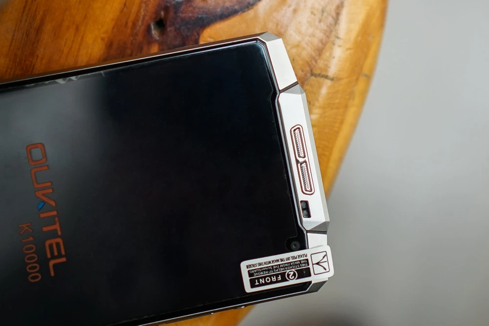 Oukitel K10000 dày gấp đôi các dòng smartphone hiện nay. Ảnh: Q.TUẤN