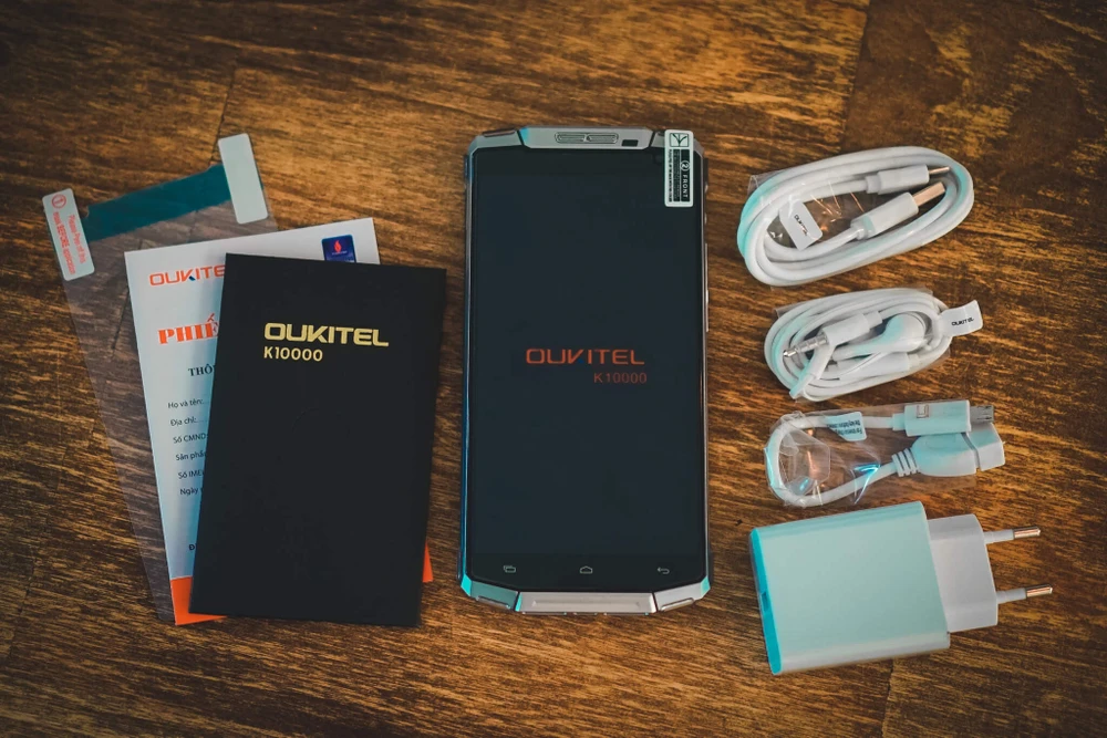 Hộp sản phẩm gồm cục sạc nhanh, cáp OTG và điện thoại. Ảnh: Q.TUẤN