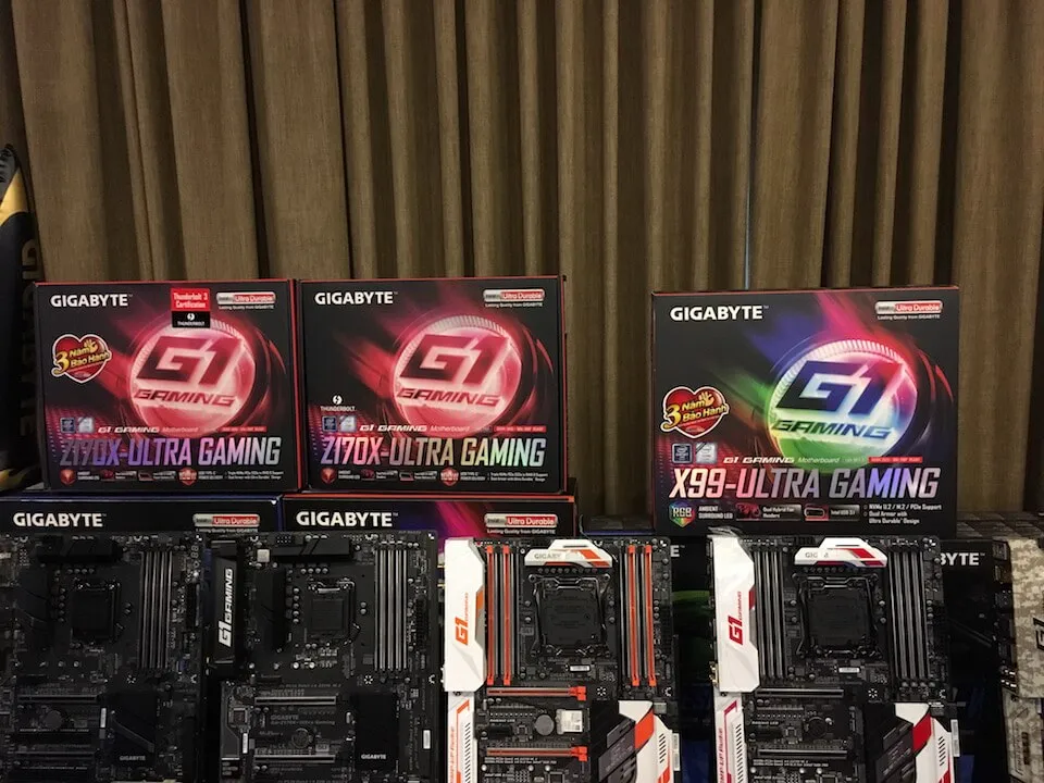Gigabyte vừa giới thiệu thế hệ mới nhất của các bo mạch chủ dành cho game thủ là X99 Refresh và Z170 Refresh, được làm mới từ dòng bo mạch chủ X99 (không có "Refresh"). Đây là các bo mạch chủ chipset Intel X99, chạy CPU Intel Core i7 Extreme Edition (Broadwell-E). Gigabyte làm mới bo mạch chủ X99 chuyên ép xung và chơi game - 1 Bo mạch chủ X99 Refresh của Gigabyte. Ngoài các cổng USB 2.0 và USB 3.0, bo mạch chủ này còn có các cổng USB 3.1 Type-A và USB 3.1 Type-C. Bên cạnh SATA 3 (tốc độ 6Gbit/s hay 750MB/s) còn có SATA Express dùng PCIe bus (tốc độ lên tới 1.969MB/s), các cổng 22100 M.2 (NVMe PCIe Gen3 x4) có tốc độ truyền tải dữ liệu tới 32Gbit/s (so với 6Gbit/s của SATA 3). NVMe trên bo mạch chủ Gigabyte có thể hỗ trợ 3 ổ cứng NVMe PCIe Gen3 x4 SSD với cấu hình RAID 0 đạt tốc độ đọc tới 3.525MB/s và ghi tới 2.841MB/s, tương thích với ổ Intel 750 Series NVMe PCIe SSD. Các khe gắn PCIe thuộc thế hệ 3 cho phép gắn tối đa 3 card đồ họa x16 thế hệ mới, hỗ trợ cấu hình nhiều card đồ họa 3-Way SLI của NVIDIA và 3-Way CrossFire của AMD. Đặc biệt là các bo mạch chủ này được tối ưu hóa cho dòng card đồ họa chuyên dụng NVIDIA QUADRO 3D Workstation, dành cho thiết kế đồ họa, xử lý video, kỹ sư, kiến trúc sư,… Gigabyte làm mới bo mạch chủ X99 chuyên ép xung và chơi game - 2 Các bo mạch chủ này đặc biệt phục vụ cho những người thích ép xung (overclocker) và trang trí máy tính (case modding). Trên bo mạch chủ Z170, thông qua cổng USB 3.1 Type-C với bộ điều khiển Intel USB 3.1 và công nghệ cấp nguồn Power Delivery 2.0, Gigabyte đã thiết kế lại hệ thống sạc để cung cấp công suất tới 100 watt (20V, 5A), so với thiết kế thông thường là 4,5 watt (5V, 0,9A). Các tụ điện trên các bo mạch chủ mới này đều dùng loại rắn Durable Black Solid Cap, có tuổi thọ tới 10.000 giờ (so với 2.000 giờ ở loại tụ cứng chuẩn). Các khe gắn RAM và PCIe được bọc kim loại không gỉ.