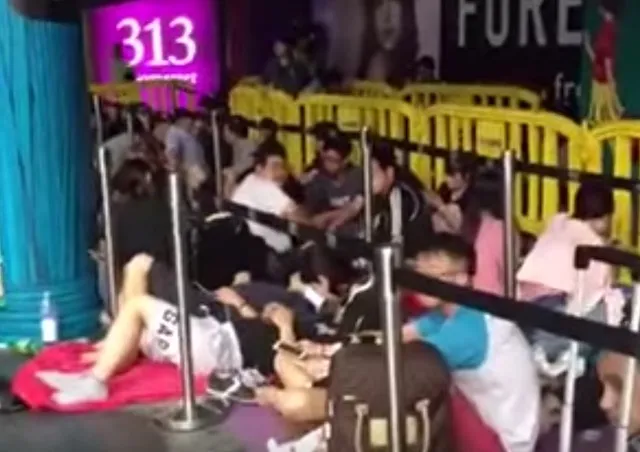 Vật vã xếp hàng qua đêm chờ mua iPhone 7 ảnh 1 Vật vã xếp hàng qua đêm chờ mua iPhone 7 ảnh 1