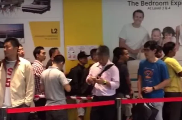 Vật vã xếp hàng qua đêm chờ mua iPhone 7 ảnh 2 Vật vã xếp hàng qua đêm chờ mua iPhone 7 ảnh 2