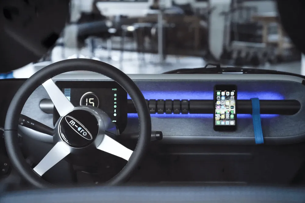 bang-dieu-khien-microlino