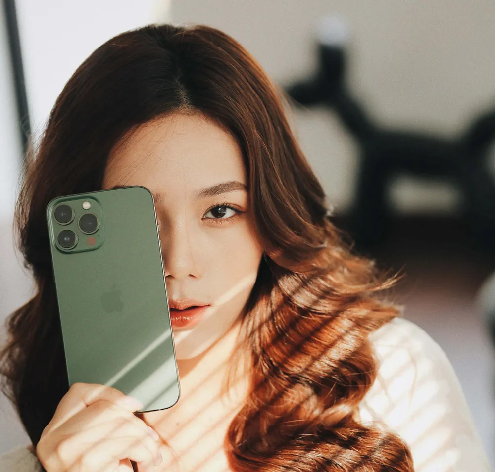 iPhone 13 series màu xanh lá chính thức có mặt tại Việt Nam. Ảnh: TIỂU MINH