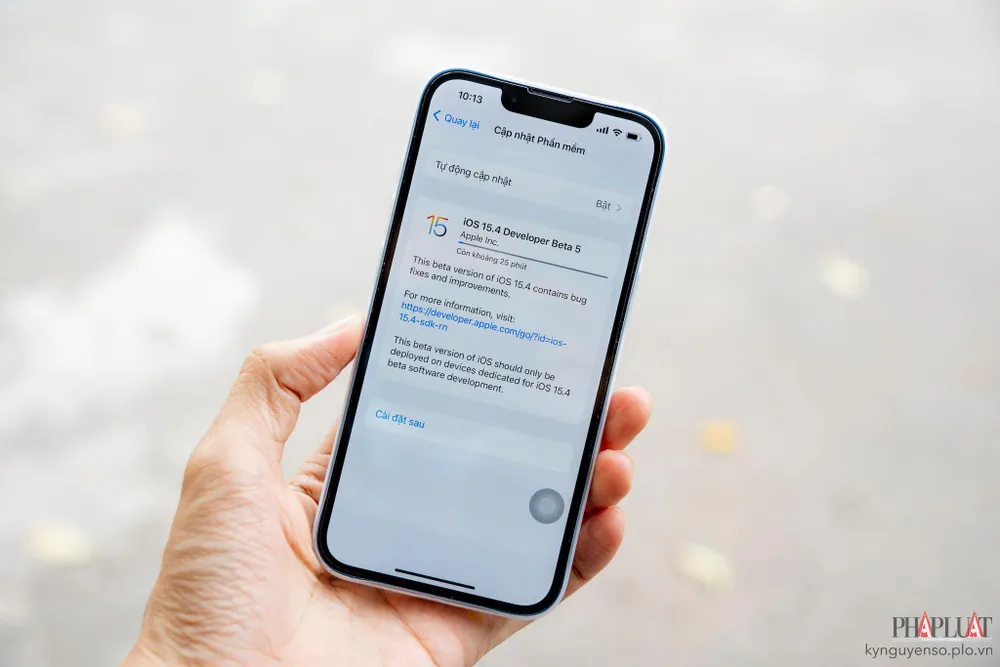 iPhone thường có thời gian hỗ trợ cập nhật phần mềm lâu hơn các thiết bị Android. Ảnh: TIỂU MINH