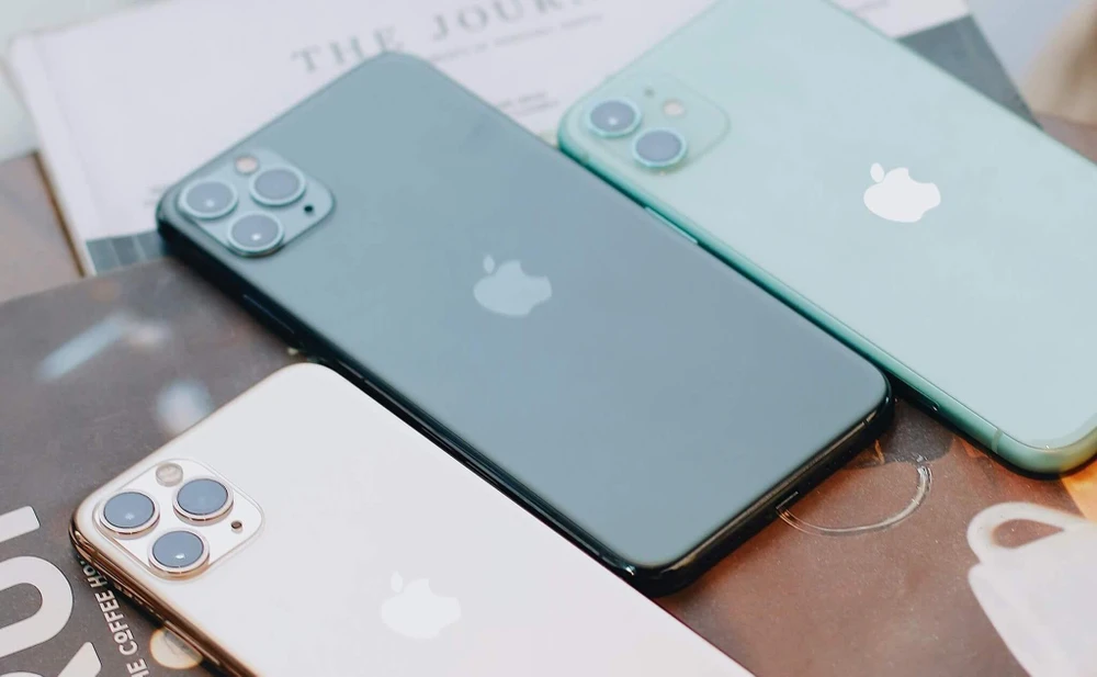 Nhiều model iPhone cũ đang được giảm giá khi iPhone 13 series xanh lá lên kệ. Ảnh: TIỂU MINH