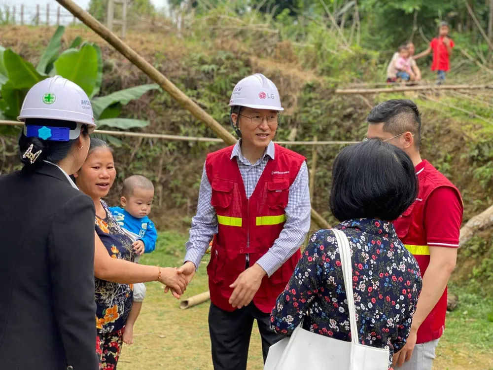 Ông Sung Woo Nam, Tổng giám đốc LG Việt Nam cùng đại diện Habitat và chính quyền địa phương ghé thăm và chia sẻ cùng các hộ gia đình khó khăn.