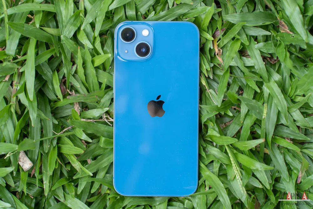 iPhone 13 series giảm giá mạnh trong dịp lễ. Ảnh: TIỂU MINH