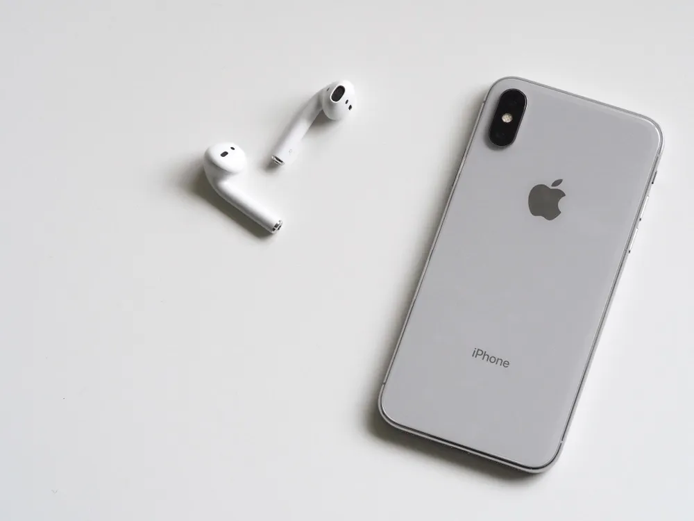 airpods-vs-iphone