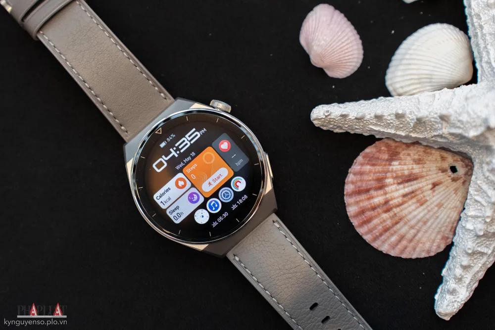 Watch Gt 3 Pro hỗ trợ hơn 100 chế độ tập luyện khác nhau, nghe gọi trực tiếp từ cổ tay. Ảnh: TIỂU MINH