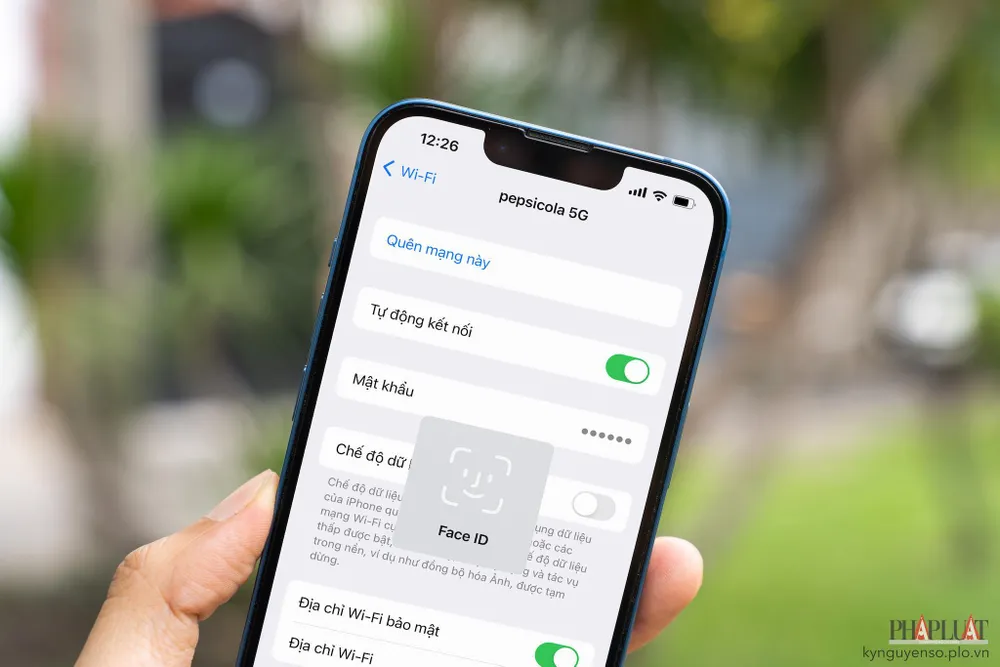 Cách xem lại mật khẩu WiFi trên iPhone. Ảnh: MINH HOÀNG
