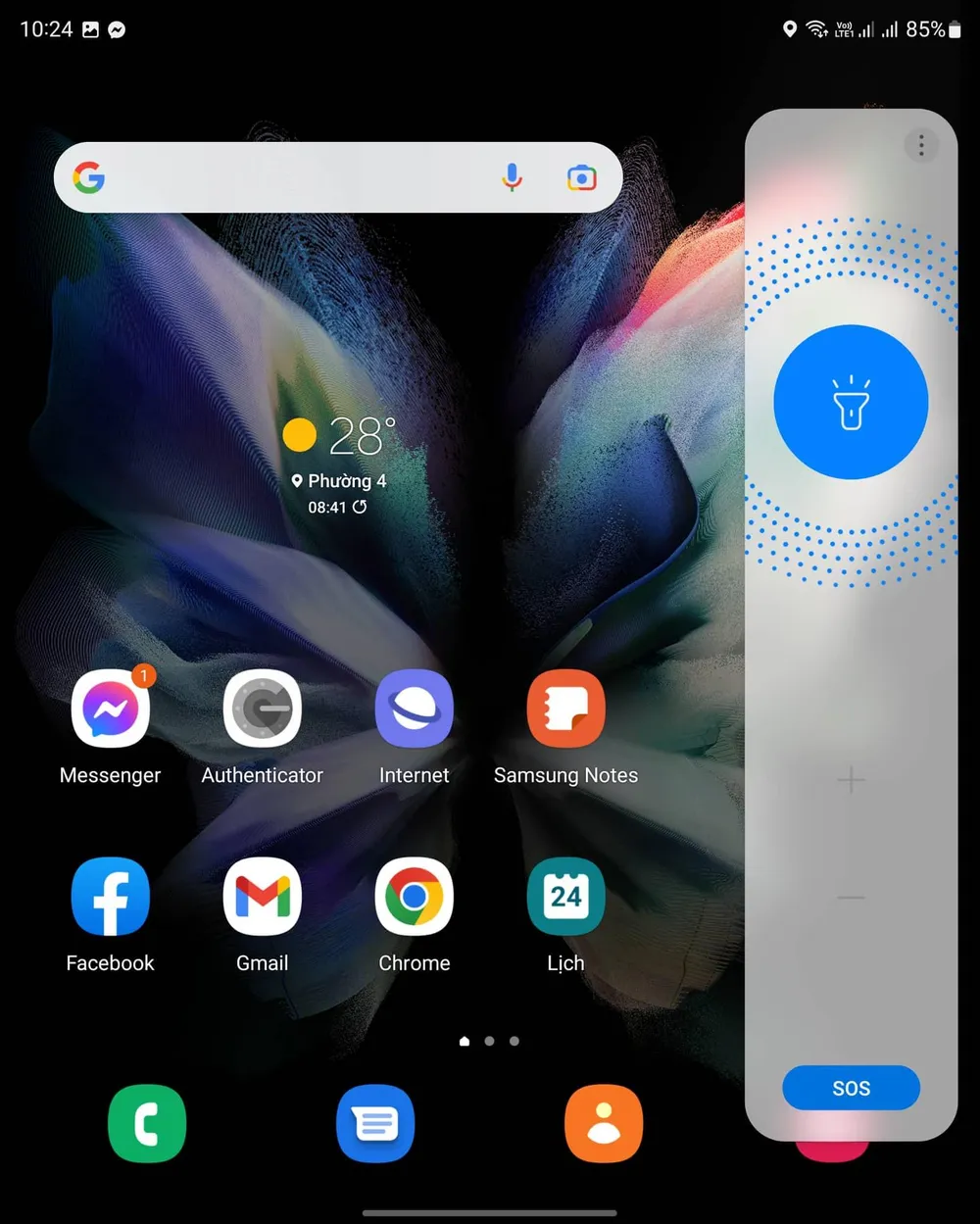 den-pin-sos-samsung Bật đèn pin SOS để tìm kiếm sự trợ giúp từ người khác. Ảnh: MINH HOÀNG
