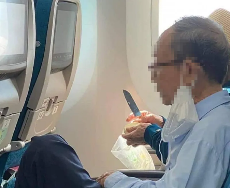 hanh-khach-mang-dao-len-may-bay